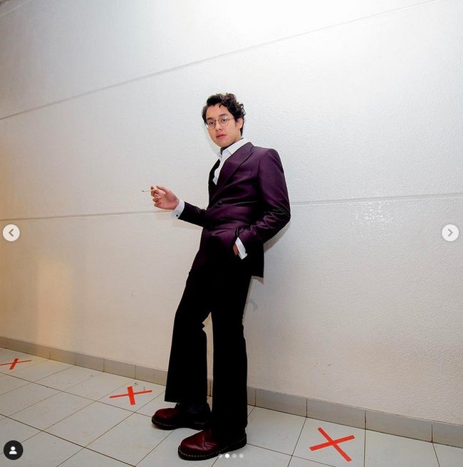 Tengok saja gayanya ketika tampil sepanggung dengan Raja Dangdut Rhoma Irama. Ia memakai setelan bernuansa retro yang meningatkan pada era 1970-an. (Foto: Instagram/@ardhitopramono)