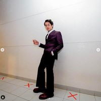 Tengok saja gayanya ketika tampil sepanggung dengan Raja Dangdut Rhoma Irama. Ia memakai setelan bernuansa retro yang meningatkan pada era 1970-an. (Foto: Instagram/@ardhitopramono)