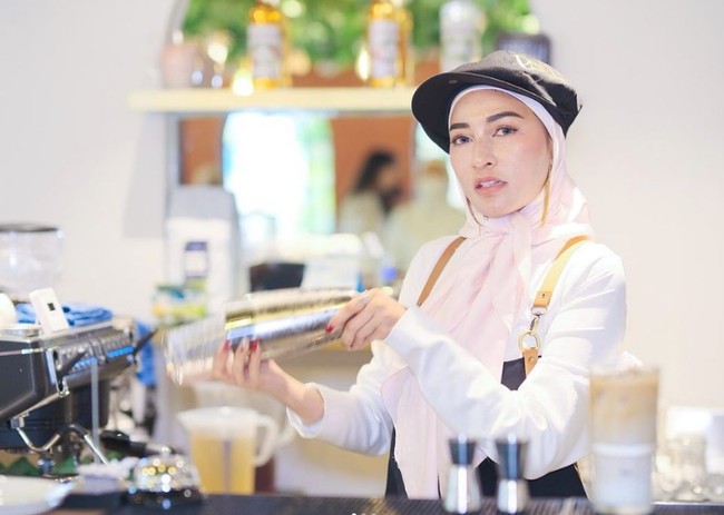 Melalui akun media sosialnya, Shandy kerap mengunggah beberapa kegiatan dan pencapaian yang telah ia raih. MS Glow sendiri baru saja merayakan ulang tahun ke-5. Dan baru-baru ini, wanita yang bersama suaminya dijuluki crazy rich Malanng itu membuka restoran di Jakarta Selatan.  Foto: Dok. Instagram @shandypurnamasari.