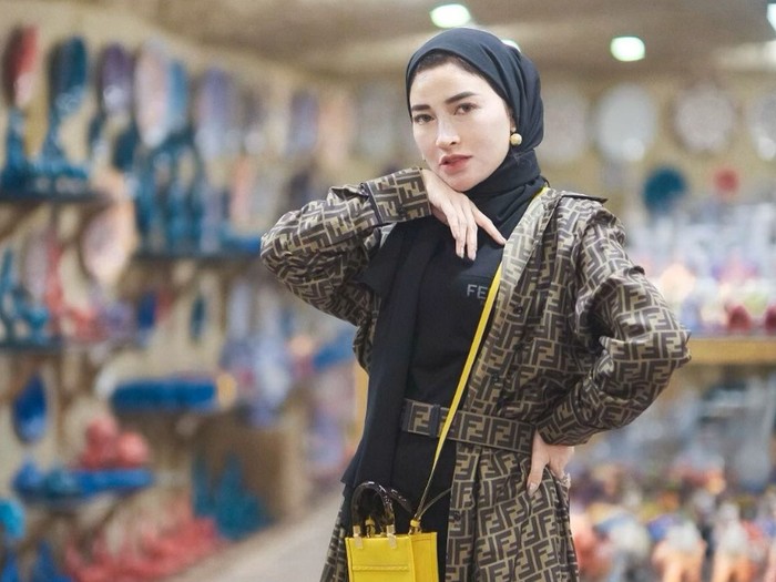 Gaya hijab Shandy Purnamasari.