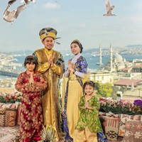 Shandy Purnamasari tampil glamour saat mengabadikan momen bersama keluarga ketika liburan di Istambul, Turki. Shandy mengenakan hijab turban hitam yang ia lilit rapi ke belakang. Dan memakai inner turtle neck untuk menutupi bagian leher. Foto: Dok. Instagram @shandypurnamasari.