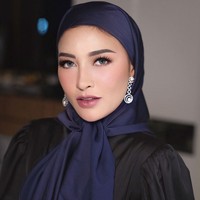 Wanita kelahiran 10 Oktober 1991 itu tampil dengan makeup flawless dengan ciri khas hijab segi empat yang ia ikat di bagian bawah dagu. Shandy memakai hijab bahan ultrafine silk navy. Foto: Dok. Instagram @shandypurnamasari.
