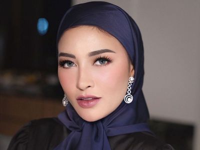 8 Gaya Hijab Shandy Purnamasari, Bos MS Glow Kini Jadi Pemilik Vespa Termahal