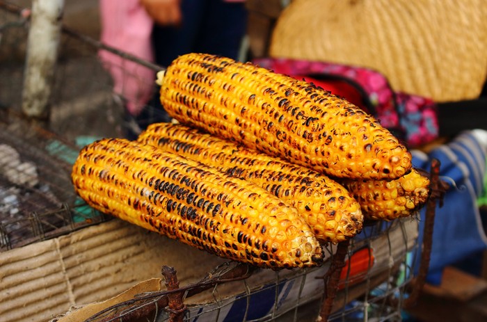 Getok harga parkir saat makan jagung bakar