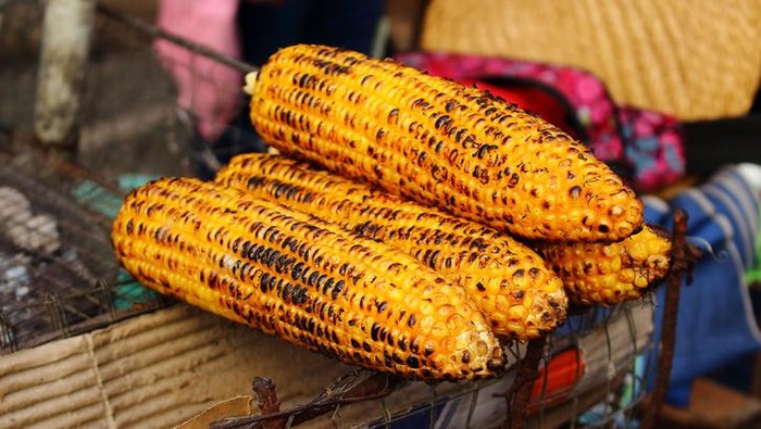 Getok harga parkir saat makan jagung bakar