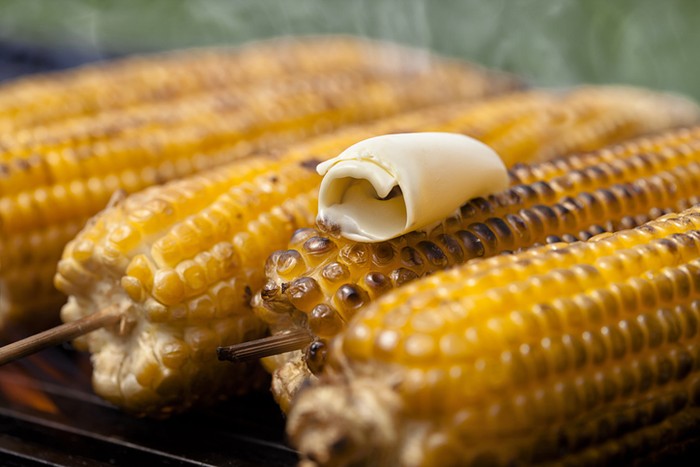 Getok harga parkir saat makan jagung bakar