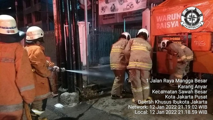 Gorong-gorong di Jakpus terbakar, diduga pipa gas bocor