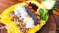 Smoothie bowl Tropical Mango ini dibanderol harga Rp 95.000. Isiannya berupa smoothie mangga dengan topping biji chia, granola, hingga almond. Foto: detikFood/Yenny Mustika Sari