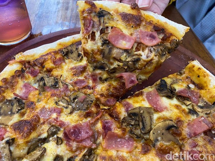 Nongkrong Sambil Makan Pizza Enak di Kafe Pasir Putih ala Bali