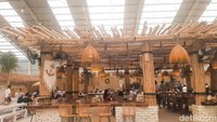 Hey Beach Cafe menjadi salah satu kafe hits di BSD Serpong. Saat masuk ke dalam area kafe, suasananya benar-benar mengingatkan dengan beach club yang ada di Bali. Foto: detikFood/Yenny Mustika Sari