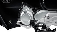Super Cub 110 model 2022 dibekali mesin Honda Smart Engine dengan kapasitas 110 cc. Teknologi mesin yang baru dikembangkan oleh Honda ini mengedepankan hasil yang irit bahan bakar, bertenaga dan tahan lama. Mesin yang mengusung teknologi injeksi bahan bakar PGM-FI ini diklasim irit banget. Mesin itu mampu membantu penghematan bahan bakar hingga 71,4 km/liter. Foto: Dok. Honda Thailand
