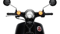 Honda Super Cub 110 2022 telah dilengkapi dengan lampu depan LED baru berbentuk bulat. Lampu LED terbelah dua untuk lampu dekat dan lampu jauh. Lampu sein dan kaca spion bulat juga menambah kesan klasik pada motor bebek Honda Super Cub 110 model 2022 ini. Foto: Dok. Honda Thailand
