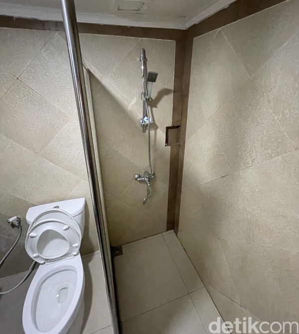 Toilet di kamar hotel Grand Inna Samudra Beach. Ada air panas dan kesan bersih terlihat di foto ini. Di samping foto ada wastafel dengan kaca yang besar. Toilet di kamar hotel Grand Inna Samudra Beach. Ada air panas dan kesan bersih terlihat di foto ini. Di samping foto ada wastafel dengan kaca yang besar.