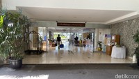 Bangunan utama juga pelengkap Grand Inna Samudra Beach memang sudah terlihat usang nan tua jika dilihat dari luar. Tapi, traveler yang menginap akan diarahkan ke kamar yang sudah direnovasi, di lantai 5-7.