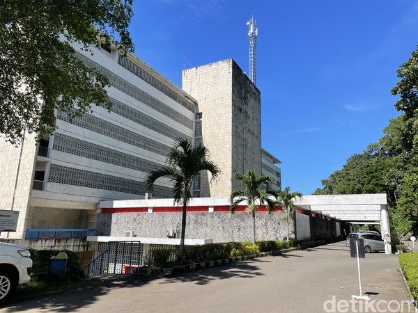 Jika Anda mengunjungi Palabuhanratu suatu hari nanti, kami sarankan untuk menginap di Grand Inna Samudra Beach. Hotel atas prakarsa Presiden Soekarno ini memang sebagus itu.