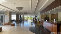 Area lobi di hotel Grand Inna Samudra Beach memang sangat luas, khas hotel bintang tiga-empat.  Ada tempat duduk di beberapa sudut yang bisa digunakan traveler sembari menunggu urusan di resepsionis atau pun lainnya.