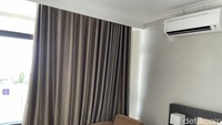 Kamar di hotel Grand Inna Samudra Beach terbilang bersih. Namun, ternyata ada beberapa debu yang terlihat saat kami lebih teliti melihat lantai ketika memasuki kamar.