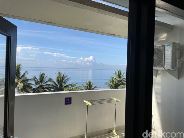 Saat melakukan check-in, kami sempat menanyakan sambil meminta kamar yang menghadap langsung ke laut. Ternyata, semua kamar di hotel Grand Inna Samudra Beach memang menghadap ke laut.