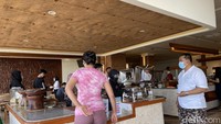 Catatan, restoran di hotel Grand Inna Samudra Beach baru buka dari pukul 07.00 dan ditutup pada pukul 10.00. Tentu waktu itu terlalu siang bagi sebagian orang dan kami yang harus memulai hari sepagi mungkin.