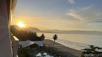 Pemandangan di kamar lantai 5 yang kami tempati memang begitu sakti. Di kala sore, pemandangannya begitu syahdu dan di kala fajar, matahari akan menyembul dari balik perbukitan, cantik sekali.