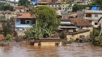 Melansir Associated Press, 145 kota berada dalam keadaan darurat banjir dan memaksa lebih dari 17.000 orang meninggalkan rumah mereka. Tanah longsor telah menewaskan sedikitnya 12 orang sejak akhir pekan di negara bagian Minas Gerais Brasil, yang dilanda hujan deras.