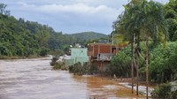 Banjir menutupi jalan perumahan di Raposos, negara bagian Minas Gerais, Brasil, Selasa, (11/1/2022). Letak Minas Gerais sekitar 3 jam perjalanan pesawat udara ke arah utara Kota Sao Paulo.