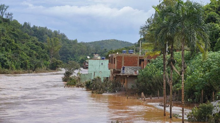 Hujan dan Tanah Longsor di Brasil Floodwaters cover a residential street in Raposos, Minas Gerais state, Brazil, Tuesday, Jan. 11, 2022. Landslides have killed at least 12 people since the weekend in Brazil's Minas Gerais state, which has been pummeled by intense rainfall, and authorities are monitoring dams that could burst. (AP Photo/Eugenio Savio)