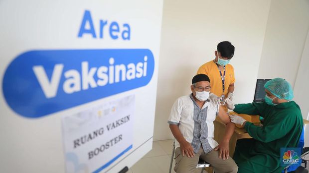 Tenaga kesehatan menyuntikkan vaksin COVID-19 dosis ketiga jenis Pfizer kepada warga saat vaksinasi booster Covid-19 di RSUI, Depok, Jawa Barat, Rabu (12/1/2022). (CNBC Indonesia/Muhammad Sabki)
