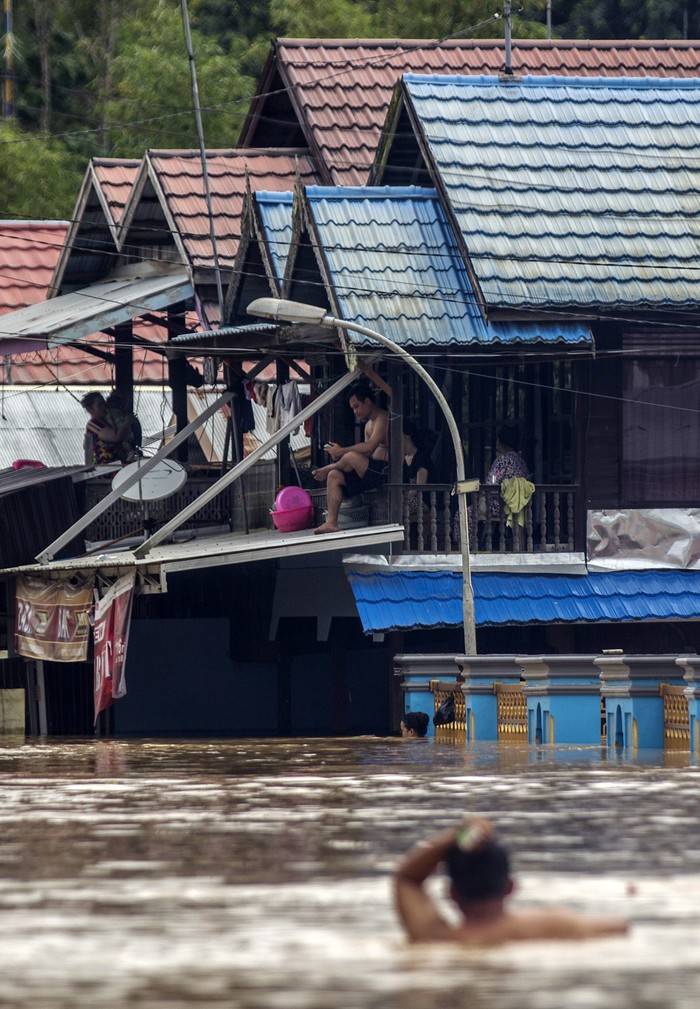 Banjir masih merendam delapan desa di Kecamatan Pengaron, Kabupaten Banjar, Kalimantan Selatan. Akibatnya, ribuan rumah warga pun terendam banjir.