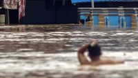 Diketahui, sebanyak 2.215 kepala keluarga (KK) terdampak pada banjir yang melanda delapan desa di Kecamatan Pengaron.