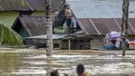 Masih Terendam Banjir, Warga Banjar Kalsel Beraktivitas di Atap Rumah