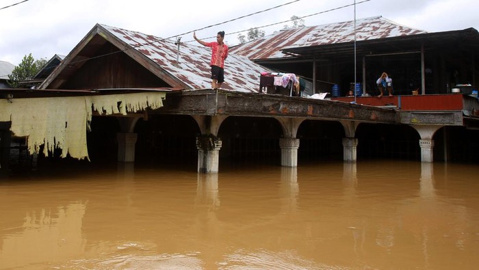 Banjir masih merendam delapan desa di Kecamatan Pengaron, Kabupaten Banjar, Kalimantan Selatan. Akibatnya, ribuan rumah warga pun terendam banjir.