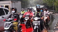 Kemacetan didominasi oleh kendaraan roda empat baik kendaraan pribadi maupun angkutan kota (angkot). Roda dua juga nampak ikut berjibaku dalam kemacetan itu.