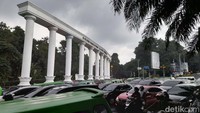 Kemacetan terjadi beberapa diantaranya akibat meningkatnya volume kendaraan karena memasuki jam pulang kerja. Sementara lainnya karena banyaknya angkot yang berhenti di jalan menunggu penumpang.