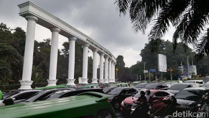Kota Bogor diposisikan sebagai kota termacet kelima di Indonesia berdasarkan penelitian Global Traffic Scorared 2021. Begini kondisi lalu lintas Kota Bogor sore ini.