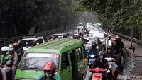 Kemacetan di Kota Bogor terjadi tidak hanya di jam sibuk, baik di waktu orang-orang berangkat dan pulang bekerja. Tetapi kemacetan juga kerap terjadi di akhir pekan karena banyaknya wisatawan.