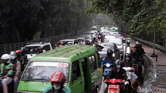 Jadi Kota Termacet Kelima, Begini Kondisi Lalin di Bogor Sore Ini Kota Bogor diposisikan sebagai kota termacet kelima di Indonesia berdasarkan penelitian Global Traffic Scorared 2021. Begini kondisi lalu lintas Kota Bogor sore ini.