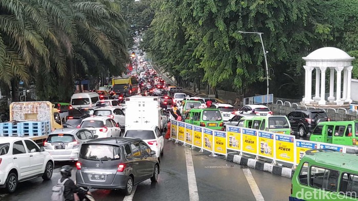 Jadi Kota Termacet Kelima, Begini Kondisi Lalin di Bogor Sore Ini Kota Bogor diposisikan sebagai kota termacet kelima di Indonesia berdasarkan penelitian Global Traffic Scorared 2021. Begini kondisi lalu lintas Kota Bogor sore ini.