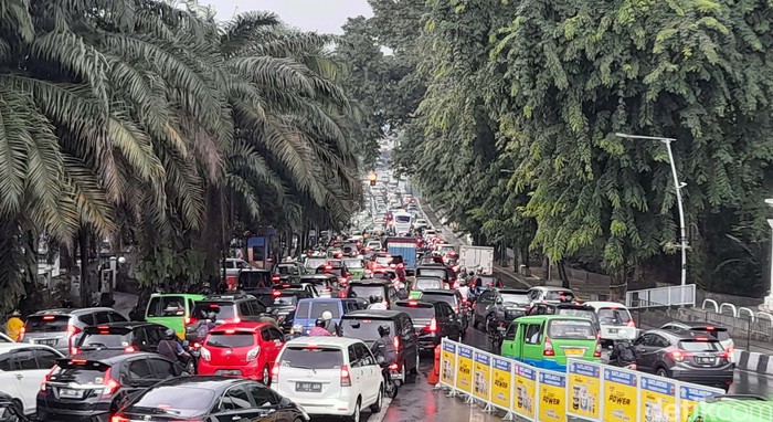 Kota Bogor diposisikan sebagai kota termacet kelima di Indonesia berdasarkan penelitian Global Traffic Scorared 2021. Begini kondisi lalu lintas Kota Bogor sore ini.