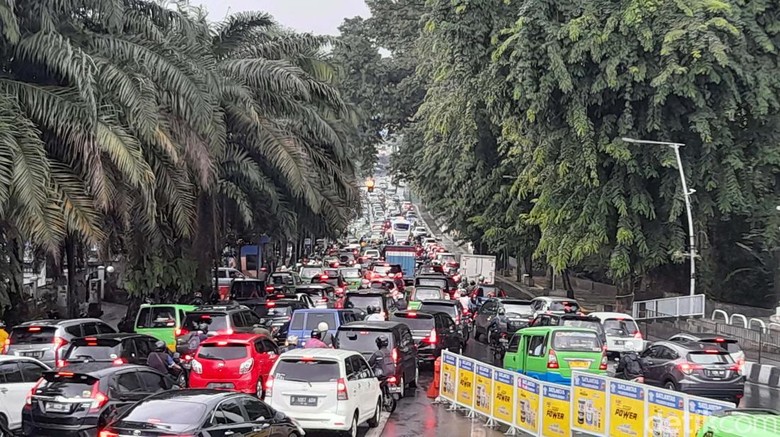 Jadi Kota Termacet Kelima, Begini Kondisi Lalin di Bogor Sore Ini Kota Bogor diposisikan sebagai kota termacet kelima di Indonesia berdasarkan penelitian Global Traffic Scorared 2021. Begini kondisi lalu lintas Kota Bogor sore ini.