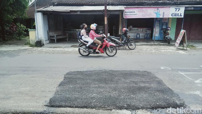 Jalan rusak yang jadi mural di Bulurejo, Juwiring,Klaten, sudah ditambal, Rabu (12/1/2022).