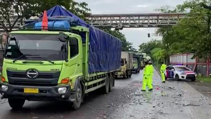 Jalur Pantura Tuban Macet Dampak Demo Buruh Turun ke Jalan