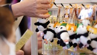 Beragam souvenir bertajuk bayi panda kembar menjadi ikon Kebun Binatang Tokyo. Sayang, saat ini kebun binatang tersebut tutup karena pandemi Corona,