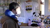 Kaos dan berbagai souvenir bergambar panda kembar dijual di Kebun Binatang Ueno, Tokyo, Jepang (12/1/2022).