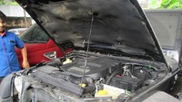 Kap mesin saat dibuka. Jeep Wrangler Rubicon lansiran 2013 ini dibekali mesin bensin Pentastar, berkapasitas 3.6 liter, V6, DOHC, berdaya maksimum 285 hp dan torsi puncak 350 Nm. Foto: Lelang.go.id