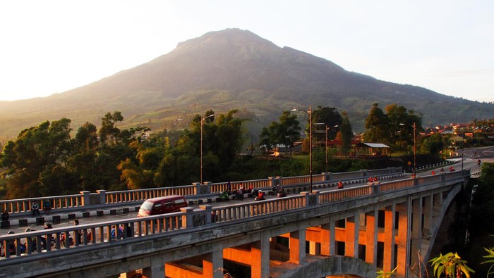 Jembatan Sigandul Baru dan Gunung Sumbing, Temanggung.