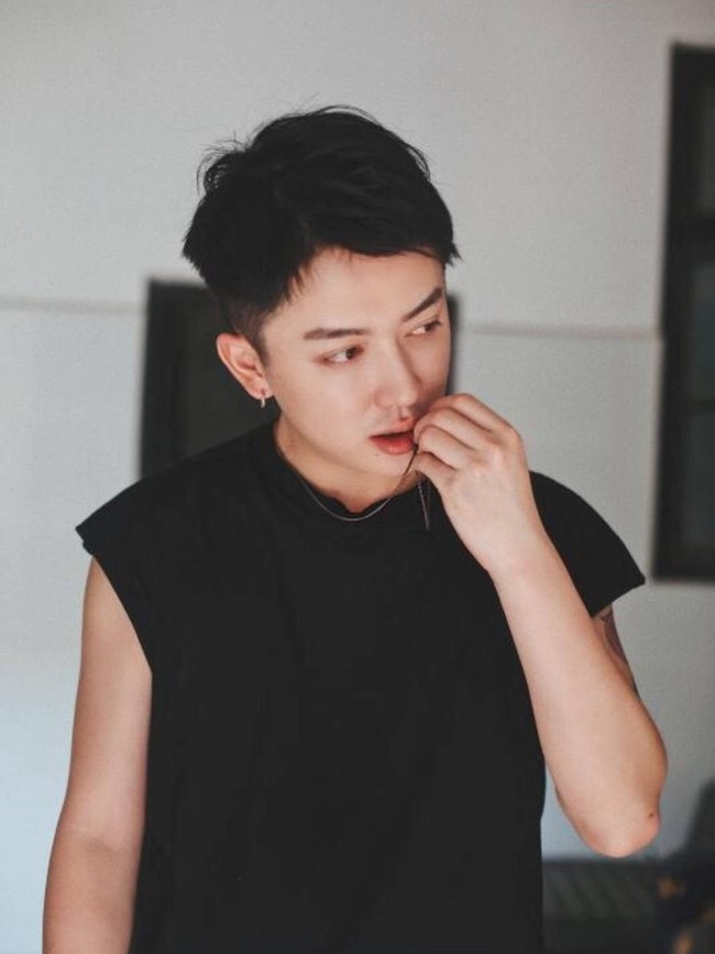 Seorang influencer Douyin (TikTok versi China) Jin Dawei atau yang juga dikenal sebagai Abel cukup populer di media sosial dengan konten-konten menghibur ditambah paras rupawan. Tapi pada 2019, ia pernah tiba-tiba menghilang yang menimbulkan pertanyaan. Foto: Douyin/Weibo Jin Dawei