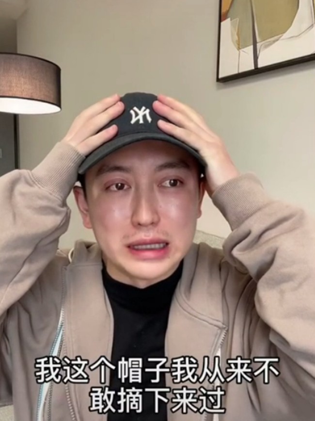 Dalam sebuah video yang diunggah di Douyin, Abel menjelaskan bahwa salah satu temannya merekomendasikan perawatan fat grafting dua tahun lalu. Fat grafting adalah tindakan yang memindahkan lemak dari satu area tubuh ke area lain dengan suntikan. Abel menyebut jika dokternya berbohong dan melakukan prosedur tersebut dengan tidak benar.  Foto: Douyin/Weibo Jin Dawei