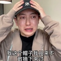 Dalam sebuah video yang diunggah di Douyin, Abel menjelaskan bahwa salah satu temannya merekomendasikan perawatan fat grafting dua tahun lalu. Fat grafting adalah tindakan yang memindahkan lemak dari satu area tubuh ke area lain dengan suntikan. Abel menyebut jika dokternya berbohong dan melakukan prosedur tersebut dengan tidak benar.  Foto: Douyin/Weibo Jin Dawei