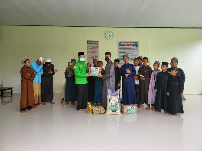 Kader PPP Bagi-bagi Sembako
